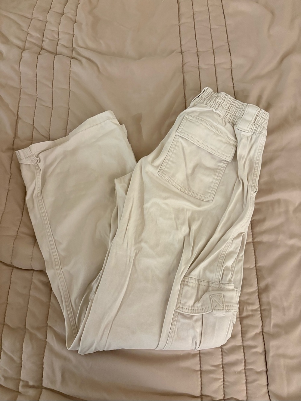 Hollister Women’s Cream Low Rise Cargo Pants